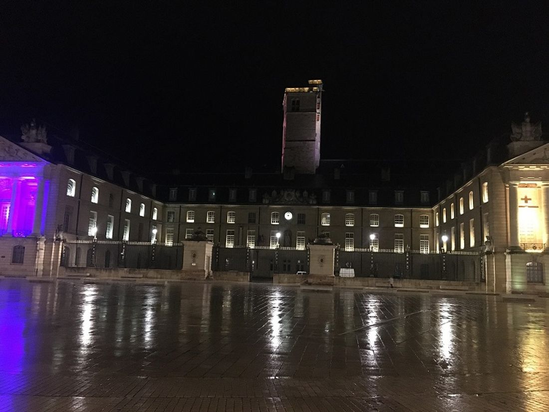 En signe de solidarité, la mairie de Dijon était éclairée ce jeudi soir aux couleurs de l'Ukraine